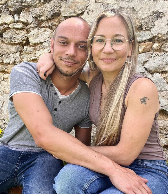 Louise et Kevin Orgeval, parents de la petite Noée, atteinte de trisomie 21. La tribu s'illustre dans "Familles nombreuses, la vie en XXL" sur TF1.