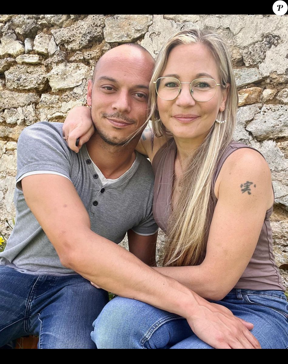 Louise et Kevin Orgeval, parents de la petite Noée, atteinte de trisomie 21. La tribu s'illustre dans "Familles nombreuses, la vie en XXL" sur TF1.