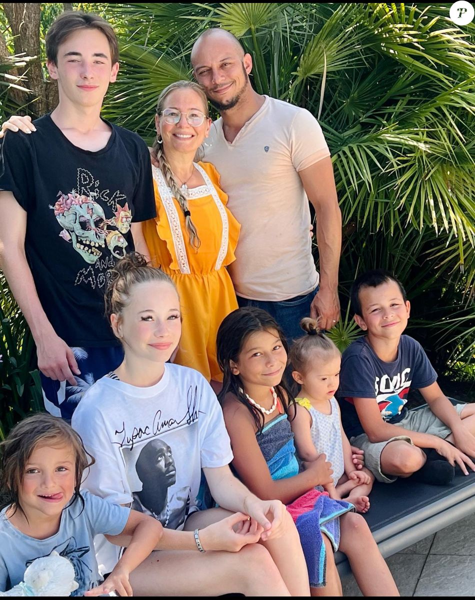 Louise et Kevin Orgeval, parents de la petite Noée, atteinte de trisomie 21. La tribu s'illustre dans "Familles nombreuses, la vie en XXL" sur TF1.