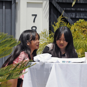 Jade et Joy Hallyday - Les filles de L.Hallyday et deux amies d'école vendent de la limonade pour collecter des fonds pour l'association de leur mère au Vietnam, devant la villa de Pacific Palisades, Los Angeles, Californie Etats-Unis, le 18 mai 2019.