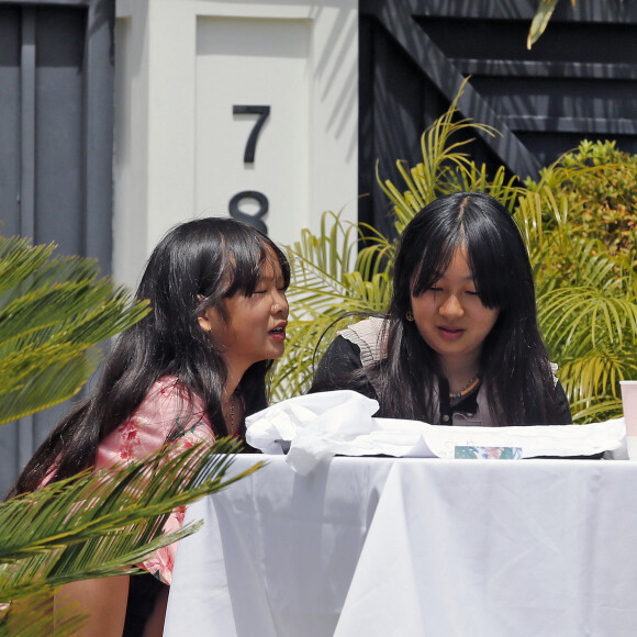 Jade et Joy Hallyday - Les filles de L.Hallyday et deux amies d'école vendent de la limonade pour collecter des fonds pour l'association de leur mère au Vietnam, devant la villa de Pacific Palisades, Los Angeles, Californie Etats-Unis, le 18 mai 2019.