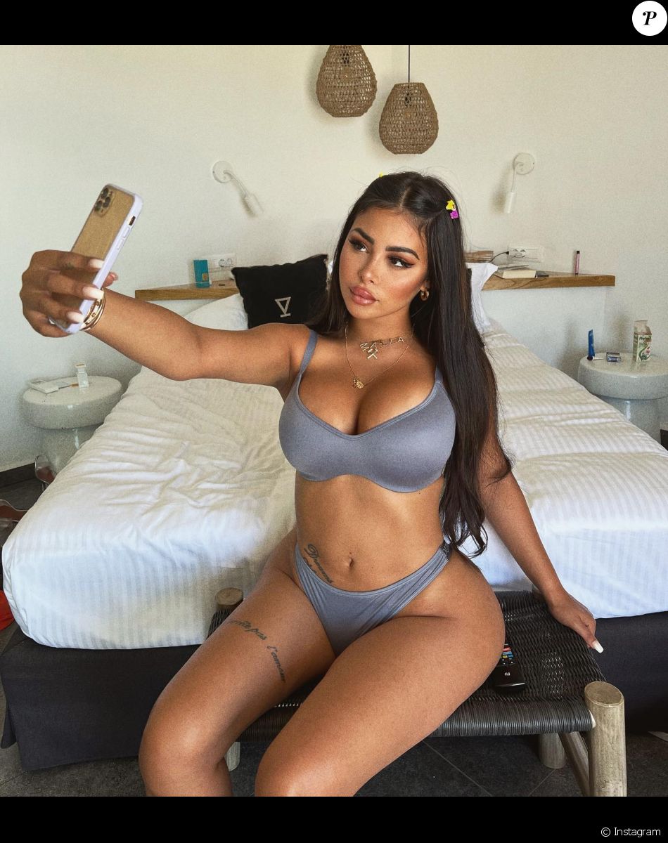 Maeva Ghennam prend la pose sur Instagram
