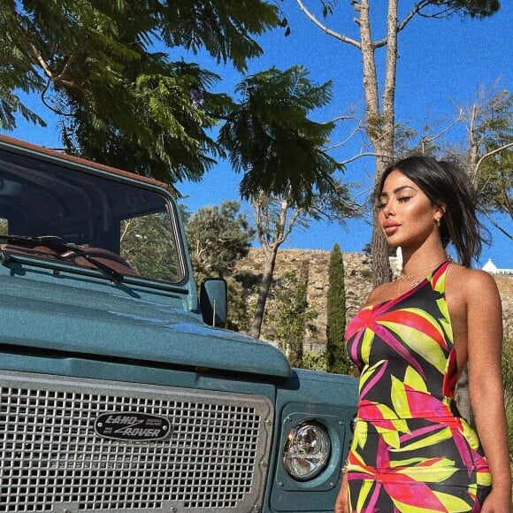 Maeva Ghennam prend la pose sur Instagram