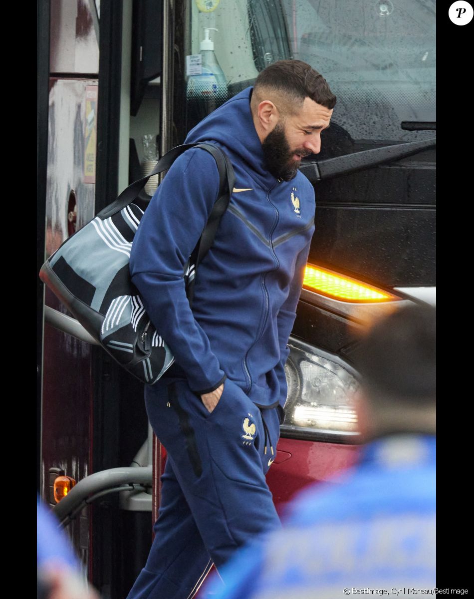 Karim Benzema - Départ de l 'équipe de France de football du Bourget au Qatar pour disputer la Coupe du monde 2022, le 16 novembre 2022. Ils seront rejoints par Randal Kolo Muani, jeudi matin, à Doha. © Cyril Moreau/Bestimage