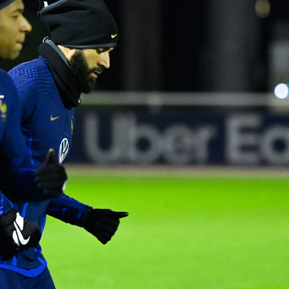 Karim Benzema et Kylian Mbappé lors de l'entraînementde l'équipe de France de football avant le départ pour la coupe du monde au Qatar, au centre de formation et centre National du Footbal de Clairefontaine-en-Yvelines, France, le 15 novembre 2022. © Federico Pestellini/Panoramic/Bestimage 