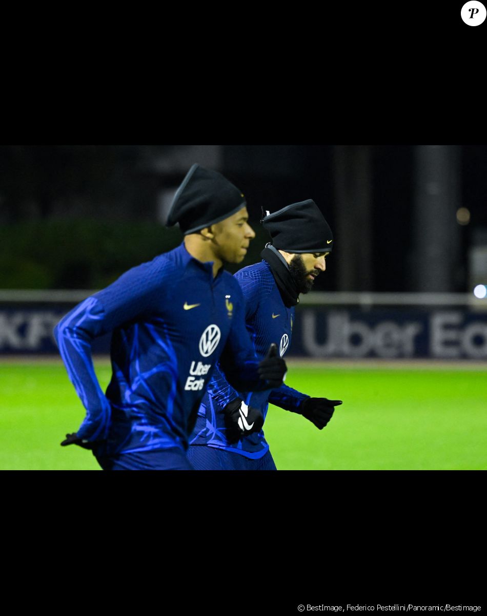 Karim Benzema et Kylian Mbappé lors de l'entraînementde l'équipe de France de football avant le départ pour la coupe du monde au Qatar, au centre de formation et centre National du Footbal de Clairefontaine-en-Yvelines, France, le 15 novembre 2022. © Federico Pestellini/Panoramic/Bestimage