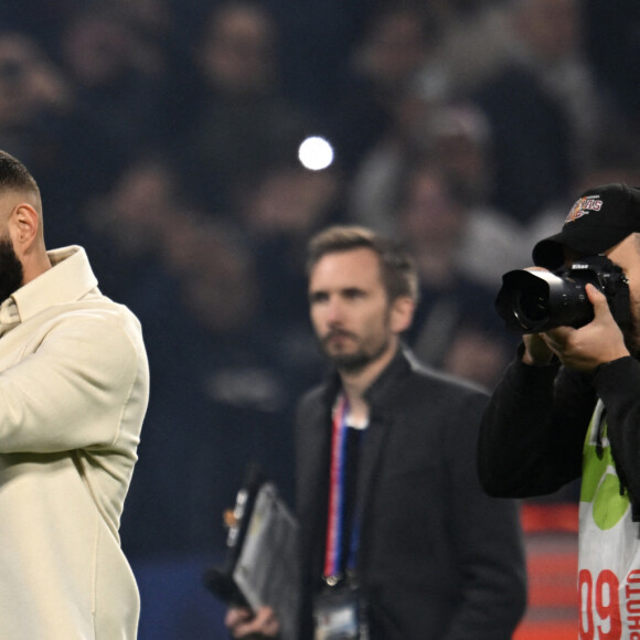 Karim Benzema présente son Ballon d'Or aux supporters lyonnais à la mi-temps du match OL-Nice au Groupama Stadium de Décines-Charpieu, France, le 11 novembre 2022. © Frédéric Chambert/Panoramic/Bestimage 