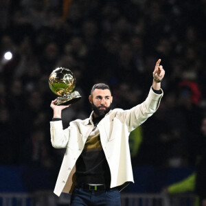 Karim Benzema présente son Ballon d'Or aux supporters lyonnais à la mi-temps du match OL-Nice au Groupama Stadium de Décines-Charpieu, France, le 11 novembre 2022. © Frédéric Chambert/Panoramic/Bestimage 