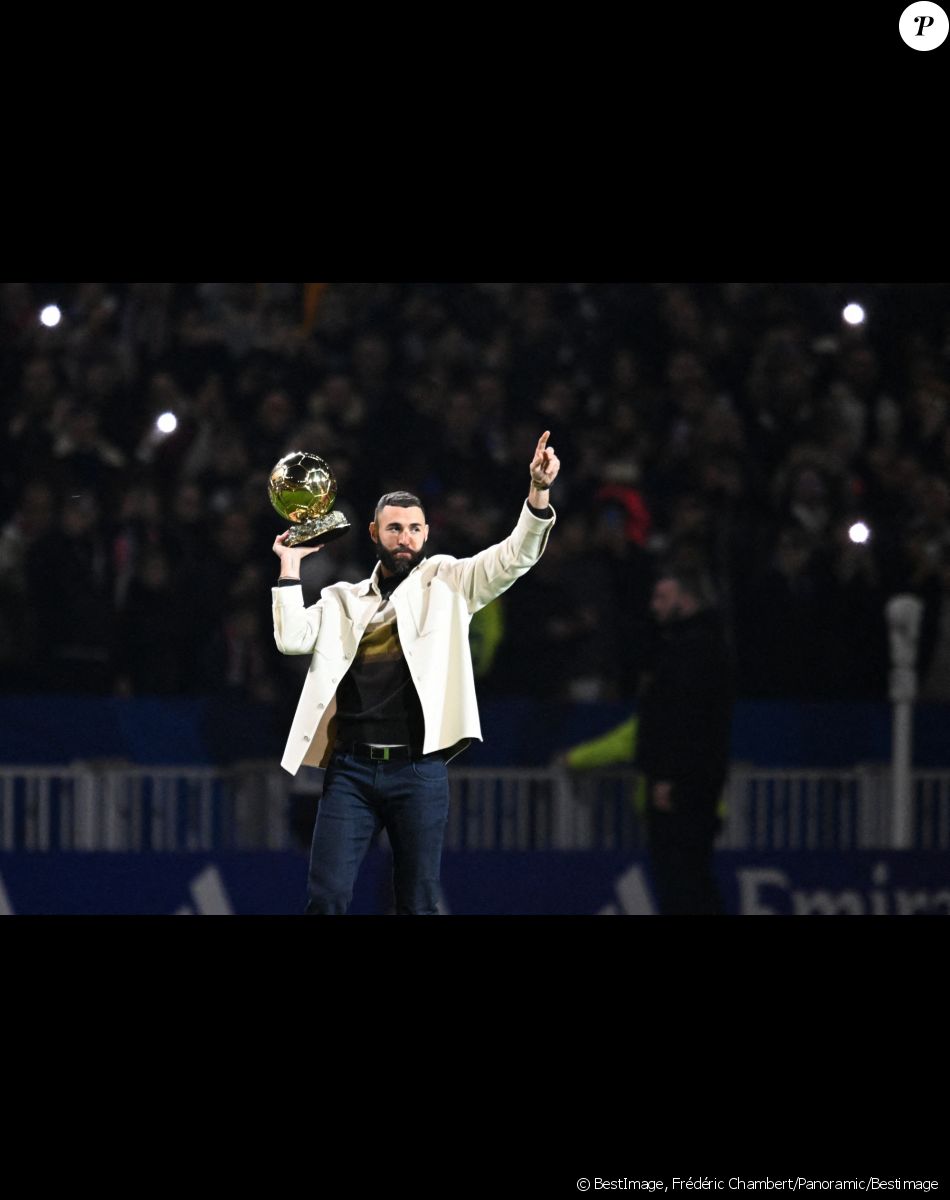 Karim Benzema présente son Ballon d'Or aux supporters lyonnais à la mi-temps du match OL-Nice au Groupama Stadium de Décines-Charpieu, France, le 11 novembre 2022. © Frédéric Chambert/Panoramic/Bestimage
