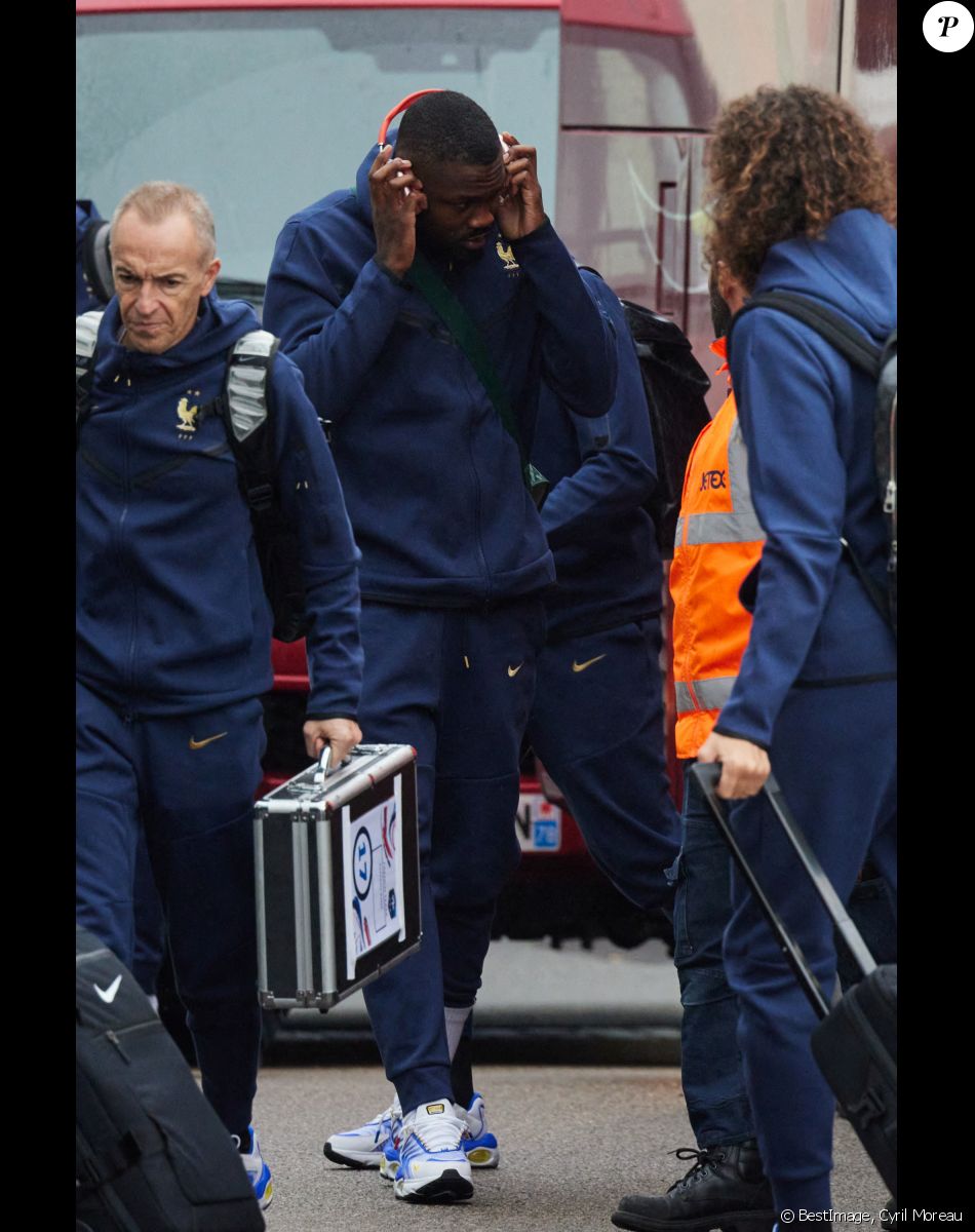 Marcus Thuram - Départ de l 'équipe de France de football du Bourget au Qatar pour disputer la Coupe du monde 2022, le 16 novembre 2022. Ils seront rejoints par Randal Kolo Muani, jeudi matin, à Doha. © Cyril Moreau/Bestimage