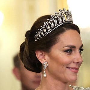 Catherine (Kate) Middleton, princesse de Galles (porte le diadème "Lover's Knot", le préféré de Diana) - Arrivées au Banquet d'Etat organisé au palais de Buckingham, à Londres, pendant la visite d'Etat du président sud-africain au Royaume-Uni le 22 novembre 2022. 