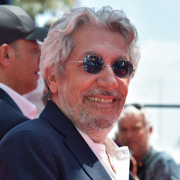 Alain Chabat - Montée des marches du film " Le petit Nicolas : Qu'est-ce qu'on attend pour être heureux " lors du 75ème Festival International du Film de Cannes. Le 20 mai 2022 © Giancarlo Gorassini / Bestimage 