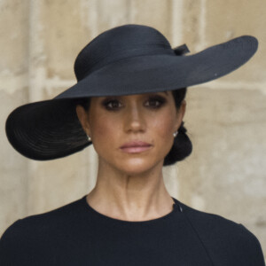 Meghan Markle - Procession du cercueil de la reine Elizabeth II d'Angleterre de Wesminster Hall où il était exposé au public, jusqu'à l'Abbaye de Westminster. Le cercueil est installé sur l'affût du canon, puis tiré par 142 marins de la Royal Navy à l'aide de cordages, dans la plus pure tradition de la monarchie britannique. Cette tradition remonte aux funérailles d'Etat de la reine Victoria en février 1901. Londres, le 19 septembre 2022. 