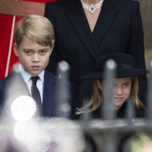 Meghan Markle, Camilla Parker Bowles, reine consort d'Angleterre, Le prince George de Galles, La princesse Charlotte de Galles, Catherine (Kate) Middleton, princesse de Galles - Procession du cercueil de la reine Elizabeth II d'Angleterre de Wesminster Hall où il était exposé au public, jusqu'à l'Abbaye de Westminster. Le cercueil est installé sur l'affût du canon, puis tiré par 142 marins de la Royal Navy à l'aide de cordages, dans la plus pure tradition de la monarchie britannique. Cette tradition remonte aux funérailles d'Etat de la reine Victoria en février 1901. Londres, le 19 septembre 2022. 