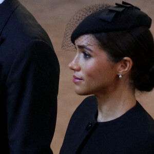 Le prince Harry, duc de Sussex et Meghan Markle, duchesse de Sussex - Intérieur - Procession cérémonielle du cercueil de la reine Elisabeth II du palais de Buckingham à Westminster Hall à Londres, où les Britanniques et les touristes du monde entier pourront lui rendre hommage jusqu'à ses obsèques prévues le 19 septembre 2022. Le 14 septembre 2022. 