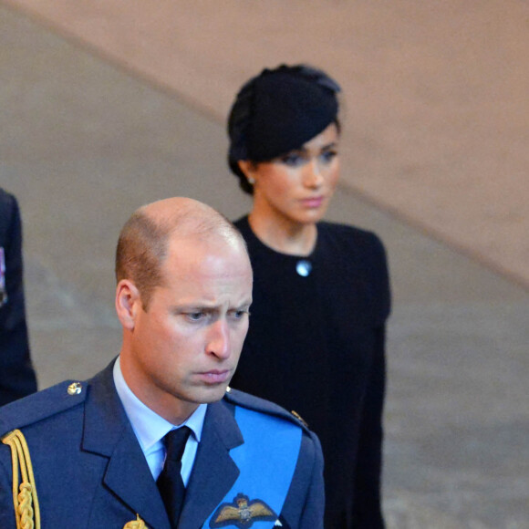 Le prince William, prince de Galles, le prince Harry et Meghan Markle - Procession cérémonielle du cercueil de la reine Elisabeth II du palais de Buckingham à Westminster Hall à Londres le 14 septembre 2022. © Photoshot / Panoramic / Bestimage 