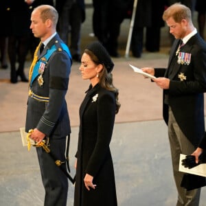 Le prince de Galles William, Kate Catherine Middleton, princesse de Galles, le prince Harry, duc de Sussex, Meghan Markle, duchesse de Sussex - Intérieur - Procession cérémonielle du cercueil de la reine Elisabeth II du palais de Buckingham à Westminster Hall à Londres. Le 14 septembre 2022 