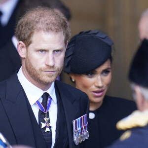 Le prince Harry, duc de Sussex et Meghan Markle, duchesse de Sussex - - Sortie - Procession cérémonielle du cercueil de la reine Elisabeth II du palais de Buckingham à Westminster Hall à Londres, où les Britanniques et les touristes du monde entier pourront lui rendre hommage jusqu'à ses obsèques prévues le 19 septembre 2022. Le 14 septembre 2022. 