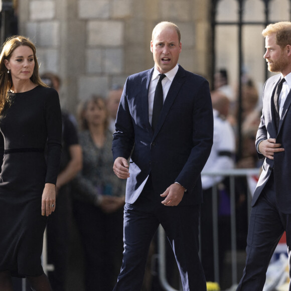 Le prince de Galles William, la princesse de Galles Kate Catherine Middleton, le prince Harry, duc de Sussex, Meghan Markle, duchesse de Sussex à la rencontre de la foule devant le château de Windsor, suite au décès de la reine Elisabeth II d'Angleterre. Le 10 septembre 2022 