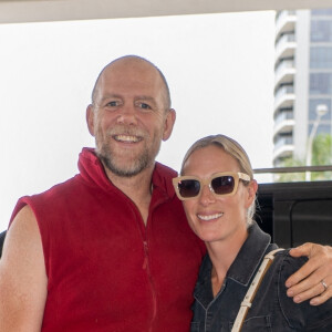 Mike Tindall et sa femme Zara arrivent à leur hôtel à Surfers Paradise, le 27 novembre 2022. 