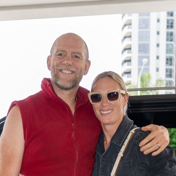 Mike Tindall et sa femme Zara arrivent à leur hôtel à Surfers Paradise, le 27 novembre 2022. 