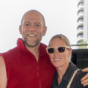 Mike Tindall et sa femme Zara arrivent à leur hôtel à Surfers Paradise, le 27 novembre 2022. 