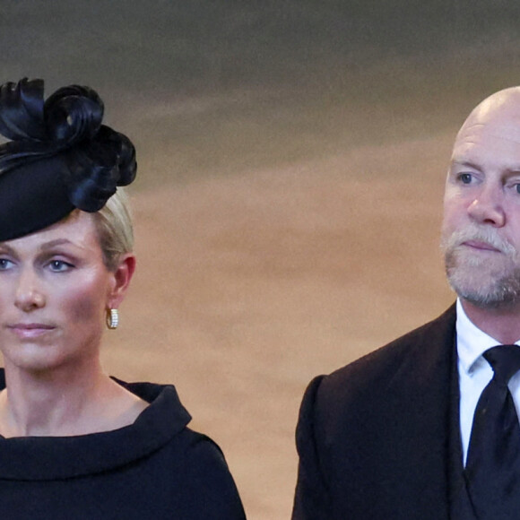 Zara Phillips (Zara Tindall), Mike Tindall - Intérieur - Procession cérémonielle du cercueil de la reine Elisabeth II du palais de Buckingham à Westminster Hall à Londres, où les Britanniques et les touristes du monde entier pourront lui rendre hommage jusqu'à ses obsèques prévues le 19 septembre 2022. Le 14 septembre 2022. 