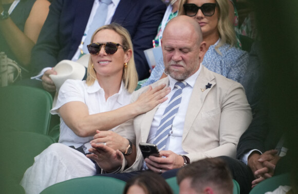 Zara Phillips et Mike Tindall assistent au tournoi de tennis de Wimbledon (27 juin - 11 juillet 2022) à Londres, le 28 juin 2022. Dans les tribunes, Zara Phillips se montrait très tendre envers son mari. 