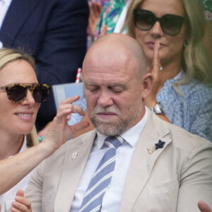 Zara Phillips et Mike Tindall assistent au tournoi de tennis de Wimbledon (27 juin - 11 juillet 2022) à Londres, le 28 juin 2022. Dans les tribunes, Zara Phillips se montrait très tendre envers son mari. 