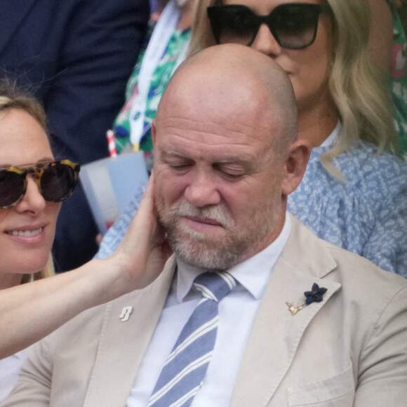 Zara Phillips et Mike Tindall assistent au tournoi de tennis de Wimbledon (27 juin - 11 juillet 2022) à Londres, le 28 juin 2022. Dans les tribunes, Zara Phillips se montrait très tendre envers son mari. 