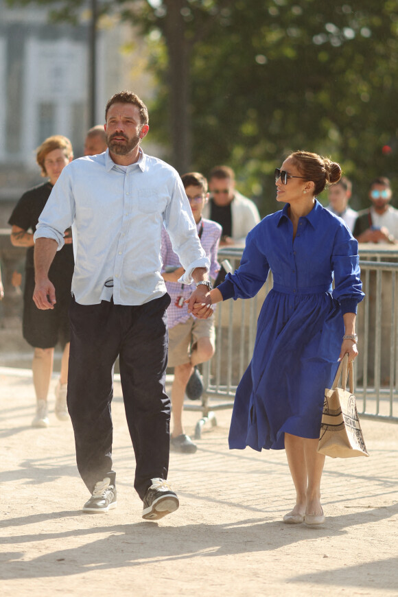 Semi-Exclusif - Ben Affleck et sa femme Jennifer Lopez, main dans la main, se baladent dans le jardin des Tuileries avant d'aller au musée de l'Orangerie à Paris, pendant leur lune de miel, le 25 juillet 2022.