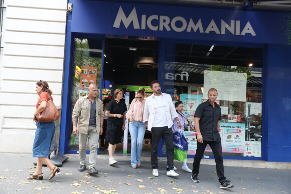 Ben Affleck et sa femme Jennifer Lopez, accompagnée de ses enfants Maximilian et Emme, sortent de la boutique "Micromania" à Paris, le 25 juillet 2022.
