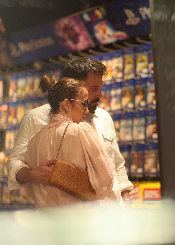 Exclusif - Ben Affleck et sa femme Jennifer Lopez, tendrement enlacés, choisissent des jeux vidéos pour leurs enfants à la boutique "Micromania" à Paris, pendant leur lune de miel, le 25 juillet 2022
