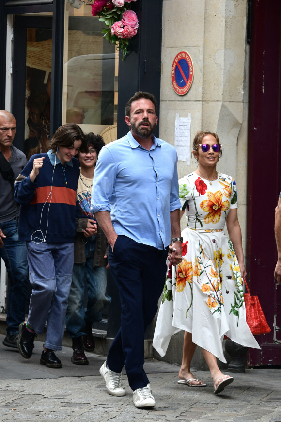 Semi-exclusif - Ben Affleck et sa femme Jennifer Affleck (Lopez) se promènent avec leurs filles respectives Seraphina et Emme dans le Marais lors de leur lune de miel à Paris le 22 juillet 2022