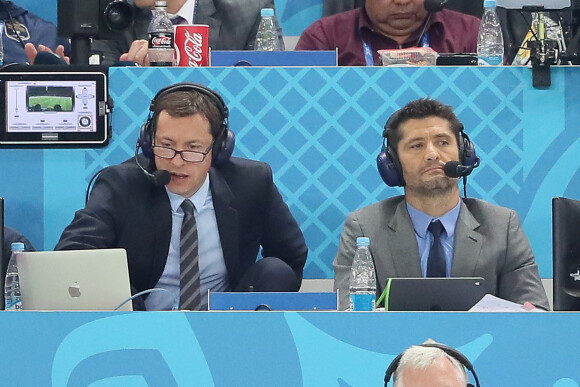 Les commentateurs Bixente Lizarazu et Grégoire Margotton lors de la 8ème de finale du match de coupe du monde opposant l'Angleterre à la Colombie au stade Spartak à Moscow, Russie. © Cyril Moreau/Bestimage