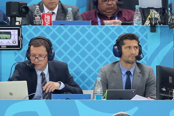 Les commentateurs Bixente Lizarazu et Grégoire Margotton lors de la 8ème de finale du match de coupe du monde opposant l'Angleterre à la Colombie au stade Spartak à Moscow, Russie, le 3 juillet 2018. L'Angleterre a gagné le match 4-3 aux tirs au but après un match nul 1-1. © Cyril Moreau/Bestimage