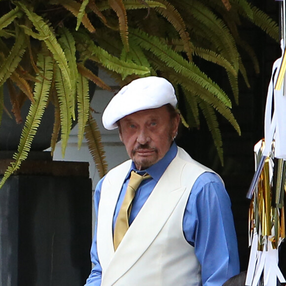 Exclusif - PRIX SPECIAL - No Web - Johnny Hallyday habillé en Gatsby le Magnifique et sa fille Joy nous saluent depuis sa maison de Pacific Palissade le 13 juin 2015. Johnny porte ce costume pour sa fête d'anniversaire (il est né le 15 juin) sur le thème de Gatsby. Une idée de Laeticia.  Exclusive - NO WEB USE - For Germany, please call for price. French Singer Johnny Hallyday waves us from his house in Pacific Palissade on June 13th, 2015. Johnny wears clothes as "Great Gatsby" for his birthday party.  No web No blog pour Belgique/Suisse 