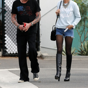 Johnny Hallyday et sa femme Laeticia vont déjeuner au restaurant avec des amis à Los Angeles, le 22 janvier 2015. 
