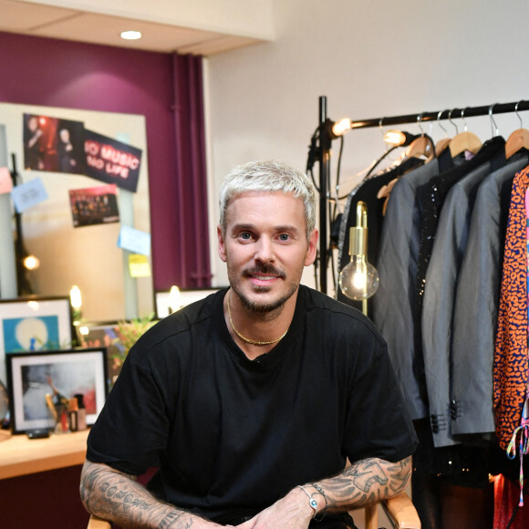 Exclusif - M. Pokora (Matt Pokora) - Backstage - Enregistrement de l'émission "La fête de la Chanson française" à Paris, diffusée le 29 novembre sur France 2. Le 7 novembre 2022 © Cyril Moreau-Veeren / Bestimage On a tous en nous une chanson liée à l'enfance, à la première rencontre, au premier baiser, une chanson pour rire et une pour pleurer. La fête de la chanson française célèbre ces chansons-souvenirs qui nous font tous vibrer. L.Thilleman, accompagnée d'A.Manoukian au piano, vous invite à une soirée de fête autour des chansons de nos vies. Les plus grands artistes de la scène musicale française se retrouvent pour des moments uniques de musique, des rencontres, des impros, des duos et des reprises inoubliables. Cette année, une nouveauté puisque les artistes partagent leur plaisir, leur trac et leurs émotions avec le public lors des répétitions et dans les coulisses de l'émission. Au programme de cette soirée de fête, il y aura notamment : Une ouverture inédite avec la présence exceptionnelle de M.Polnareff. Un moment de fête autour de K.Girac et ses amis guitaristes Une surprise émouvante pour Zazie Des séquences musicales exclusives avec B.Biolay, Grand Corps Malade et J.Armanet Un hommage à C.Aznavour à l'occasion du 5e anniversaire de sa disparition Des découvertes musicales avec Adé, E.Peters, Santa... Et bien sûr les anecdotes incontournables d'A.Manoukian ! 