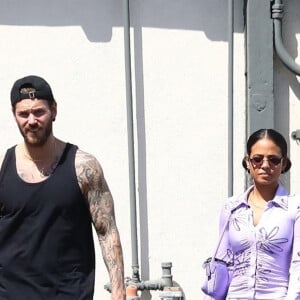 Exclusif - Matt Pokora (M. Pokora) et sa femme Christina Milian se promènent dans les rues de Los Angeles le 6 avril 2022. 