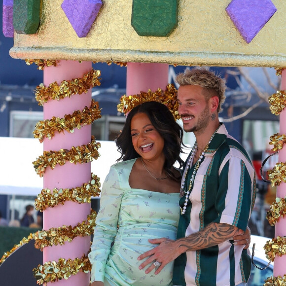 Christina Milian, enceinte, et son compagnon M Pokora (Matt) font la promotion de la marque "Beignet Box" de Christina sur un char lors d'une parade à Los Angeles le 10 avril 2021. 