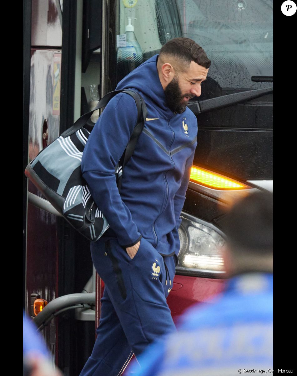 Karim Benzema - Départ de l 'équipe de France de football du Bourget au Qatar pour disputer la Coupe du monde 2022, le 16 novembre 2022. Ils seront rejoints par Randal Kolo Muani, jeudi matin, à Doha. © Cyril Moreau/Bestimage