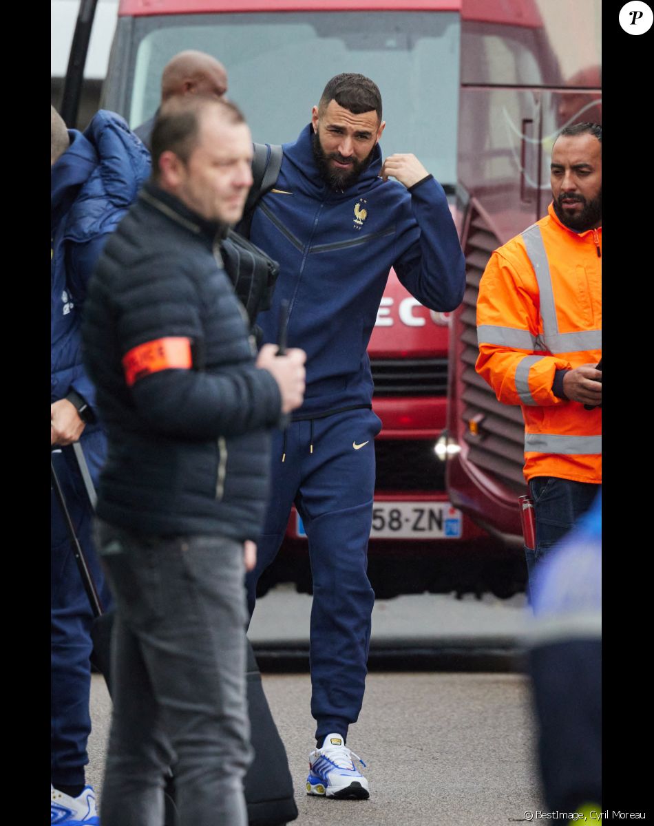 Karim Benzema - Départ de l 'équipe de France de football du Bourget au Qatar pour disputer la Coupe du monde 2022, le 16 novembre 2022. Ils seront rejoints par Randal Kolo Muani, jeudi matin, à Doha. © Cyril Moreau/Bestimage