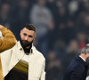 Karim Benzema présente son Ballon d'Or aux supporters lyonnais à la mi-temps du match OL-Nice au Groupama Stadium de Décines-Charpieu, France. © Frédéric Chambert/Panoramic/Bestimage