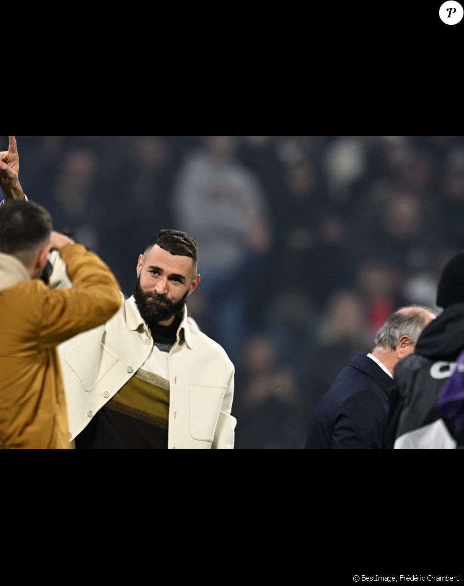 Karim Benzema présente son Ballon d'Or aux supporters lyonnais à la mi-temps du match OL-Nice au Groupama Stadium de Décines-Charpieu, France. © Frédéric Chambert/Panoramic/Bestimage