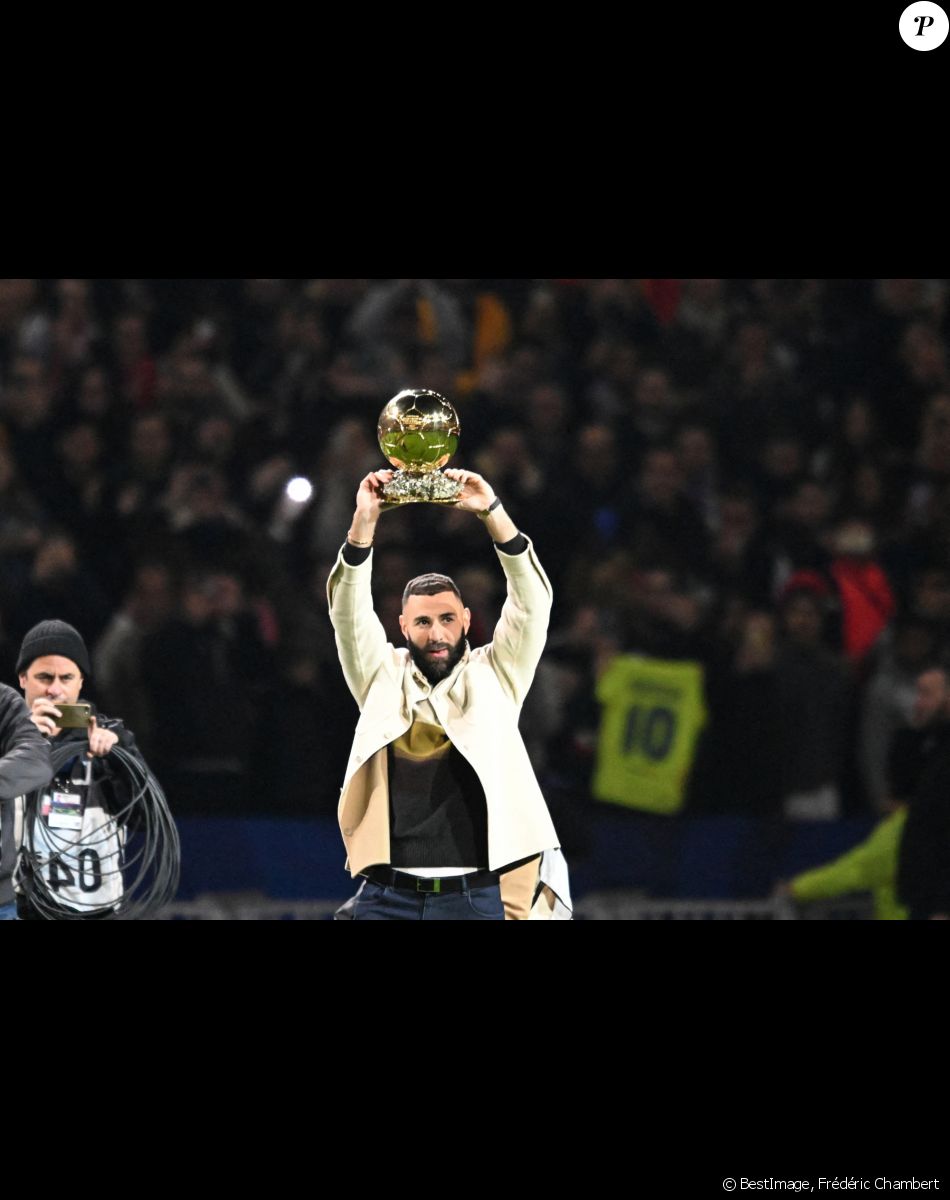Karim Benzema présente son Ballon d'Or aux supporters lyonnais à la mi-temps du match OL-Nice au Groupama Stadium de Décines-Charpieu, France, le 11 novembre 2022. © Frédéric Chambert/Panoramic/Bestimage