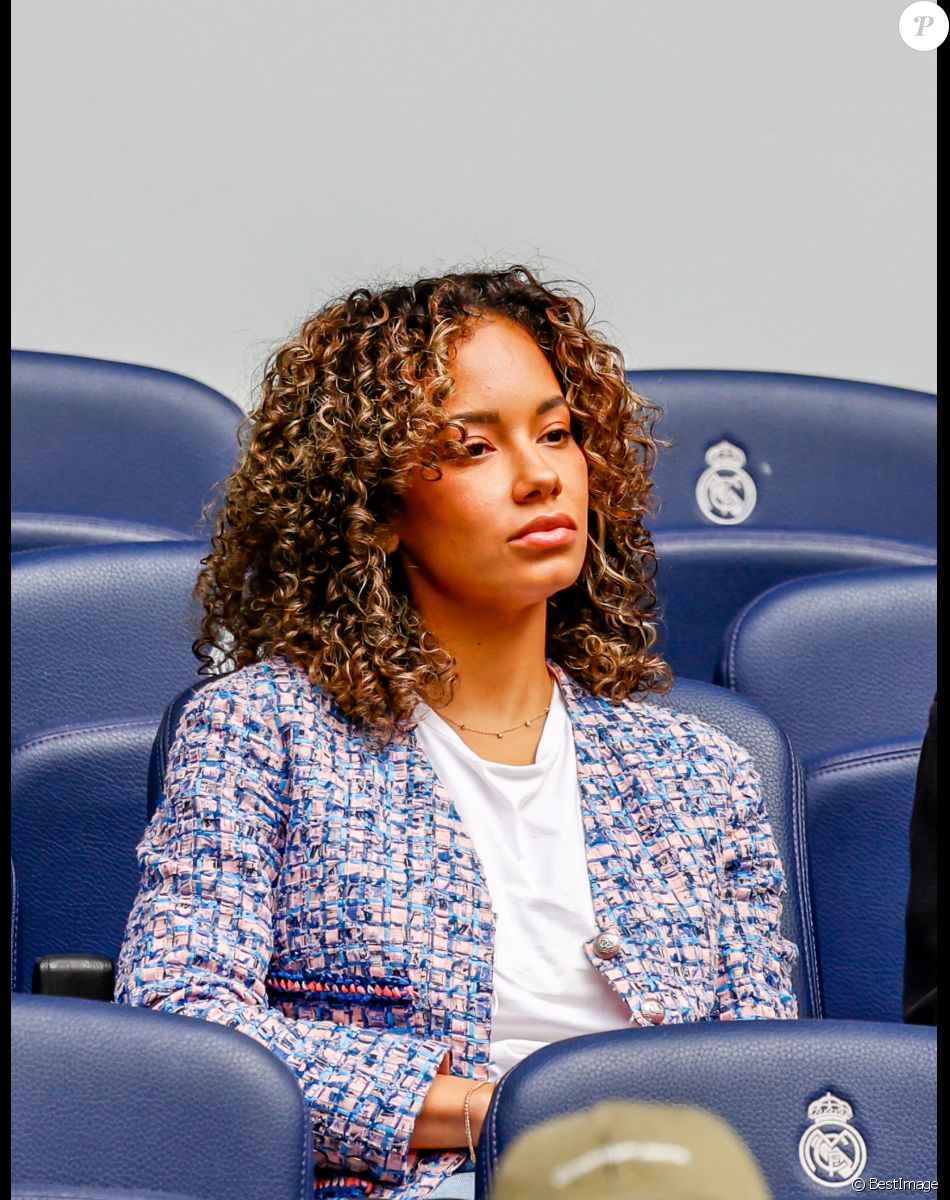 Jordan Ozuna assiste au match de son compagnon Karim Benzema entre le Real Madrid contre le FC Barcelone à Madrid la veille de la 66ème cérémonie du Ballon d'or (avec Benzema en grand favori) le 16 octobre 2022.