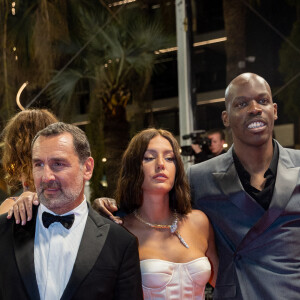 Gilles Lellouche, Adèle Exarchopoulos et Jean-Pascal Zadi - Montée des marches du film " Fumer Fait Tousser " lors du 75ème Festival International du Film de Cannes. Le 21 mai 2022 © Cyril Moreau / Bestimage 