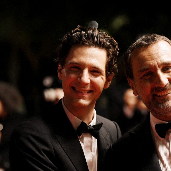 Vincent Lacoste, Gilles Lellouche - Montée des marches du film " Fumer Fait Tousser " lors du 75ème Festival International du Film de Cannes. Le 21 mai 2022 © Rachid Bellak / Bestimage 