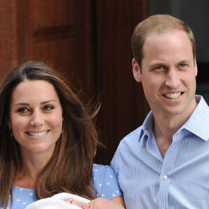 Le prince William et la duchesse de Cambridge, Kate Catherine Middleton, presentent leur fils George de Cambridge officiellement devant les medias du monde entier a 20h15 a leur sortie de l'hopital St-Mary a Londres. Le 23 juillet 2013